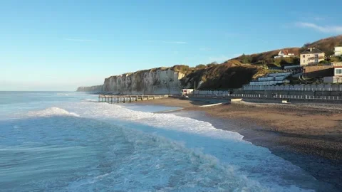 Wide view of the pebble beach and dramatic white chalk cliffs at Veules-les 動画素材 346665363