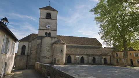 Wide View of Saint-Denis Romanesque Church - Chateau-Chalon, France 库存影片 344449141