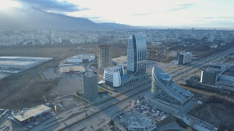 Wide view of Sofia city highways and modern buildings. Vitosha mountain in the Vídeo Stock 124226249