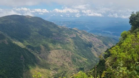 Wide view from World’s End viewpoint in Horton Plains National Park, Sri Lanka 스톡 동영상 328386277