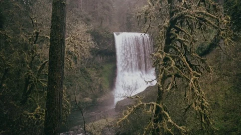 Wide waterfall flows over cliff in slow motion Video stock 109247594