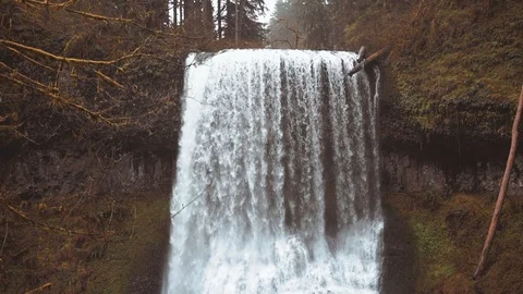 Wide waterfall flows over cliff in slow motion Video stock 109247595