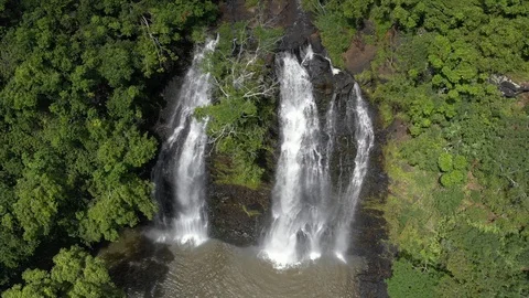 Wide waterfall over a dark ledge in Kauai rainforest Vídeos de archivo 96047113