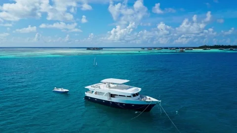 Wideangle image displaying elegant boat near colorful reef and lagoon Vídeo Stock 347398729