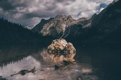 Wideangle View Of A Summit In The Austrian Alps In Front Of A Mountain Lake Foto stock