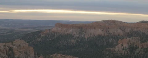 Widescreen cinematic of sunrise over Bryce Point in Bryce Canyon National Park Видео 303386911