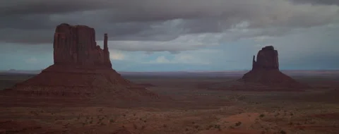 Widescreen cinematic view of the North and South Mitten in Monument Valley Vidéo 303386929