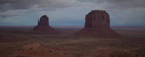 Widescreen cinematic view of the South Mitten and butte in Monument Valley Vidéo 303387395