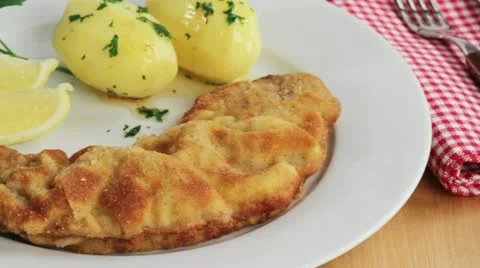 Wiener Schnitzel (breaded veal escalope) with parsley potatoes Vídeos de archivo 24663271