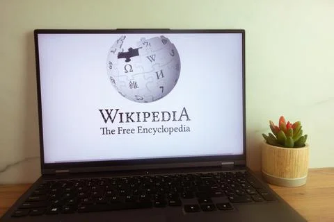 Wikipedia The Free Encyclopedia logo displayed on laptop Stock Photos