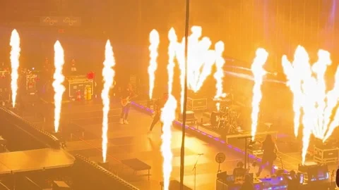 Wild Flames going crazy on stage during the Beartooth Concert in Columbus Ohio Vidéo 300412354