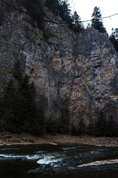 Wild Mountain River Beneath Dramatic Limestone Gorge Cliffs Foto stock