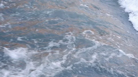 Wild mountain river flowing through stone boulders Vidéo 171404058