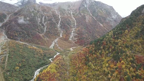 Wild mountain valley and river in Digorskoye Gorge autumn aerial view Vídeos de archivo 336481145