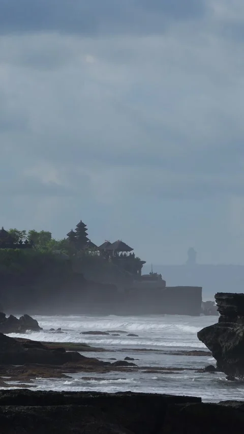 Wild Ocean Scene. Chaotic Waters Crashing Near Ancient Balinese Temple Видео 330974536