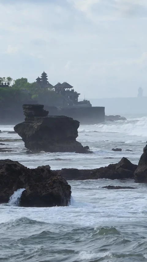 Wild Ocean Scene. Chaotic Waters Crashing Near Ancient Balinese Temple Vídeo Stock 335172011