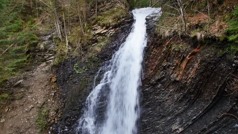 WIld river cascade in Carpathia Mountains. Vidéo 117932472
