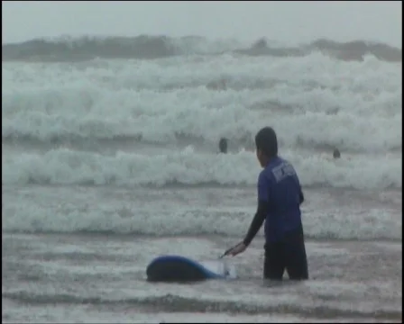 Wild Sea Learning to Surf Video stock 493116
