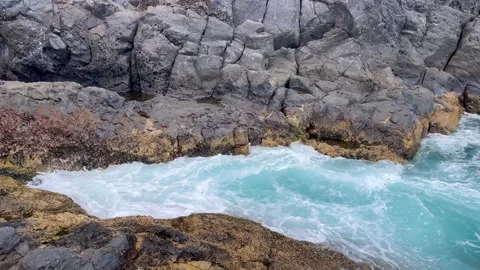 Wild Sea Waves Crashing into Cliffs with Dynamic Water Motion Video stock 332443046
