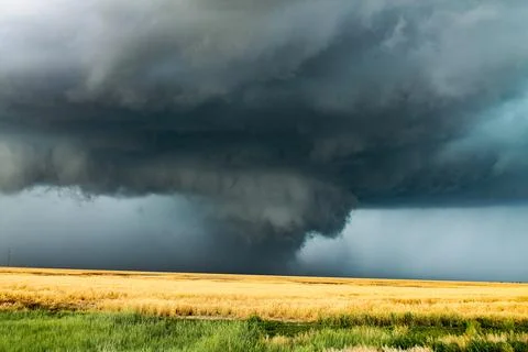 A Wild Tornado Wanders the Empty Countryside of Tornado Alley Stock-Fotos