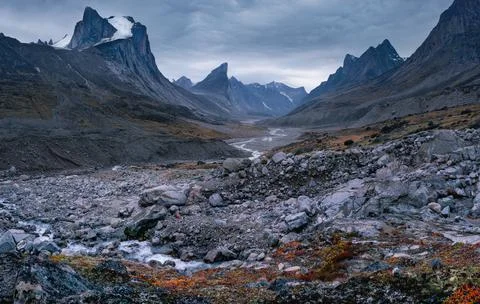 Wild Weasel river winds through remote arctic valley of Akshayuk Pass, Baffin Stock Photos