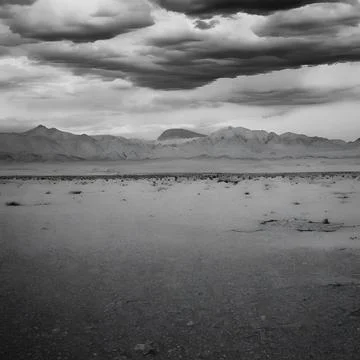 Wild west desert cloudy sky creepy scene clear desert distant view Ilustração Stock