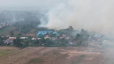 Wildfire Burning Dangerous Close to Residential Area and Primary School Vídeo Stock 346194815
