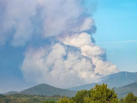 Wildfire creating massive smoke plume over mountains Фото