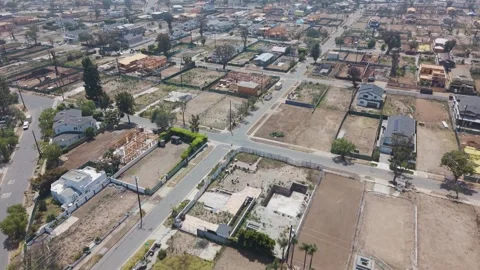 Wildfire devastation with empty lots and burned foundations filling residential Vidéo 336450053