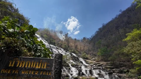 Wildfire on the hill of Mae Ya Waterfall in Inthanon National park. Vidéo 268190081