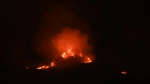 Wildfire on Table Mountain National Park at Night, Cape Town – Dramatic 4K Stock Footage 337437150
