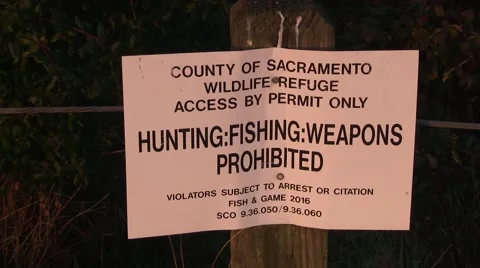 Wildlife refuge warning Vídeo Stock 45756525