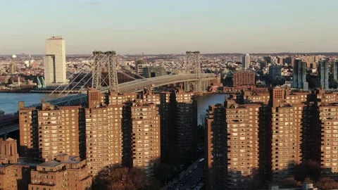 Williamsburg Bridge and Lower Manhattan Skyline Aerial at Golden Hour Vídeos de archivo 143305506