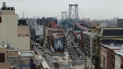 Williamsburg rooftops under gray skies near the East River Vídeos de archivo 127398932