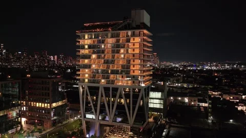 Williamsburg Waterfront Tower Orbit with Manhattan Skyline at Night Vidéo 244255930