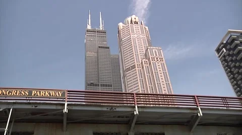Willis (Sears) Tower Chicago - Low Angle Passing Under Bridge 720p 스톡 동영상 45322148