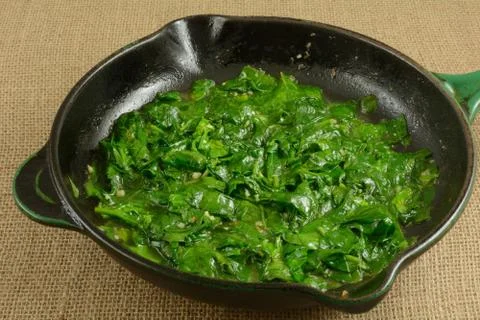Wilted spinach in pan Foto stock