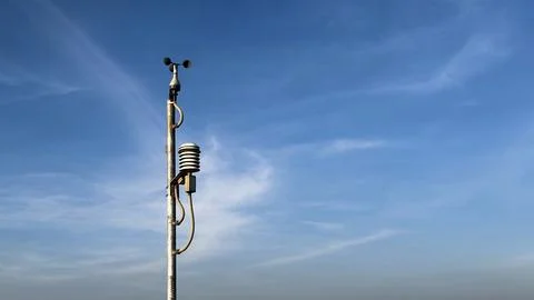 Win measuring device at a windmill power generator farm. Foto stock