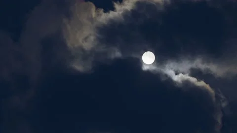 The wind and clouds are surging - covering the sky - the wind and clouds change Vídeo Stock 233554628