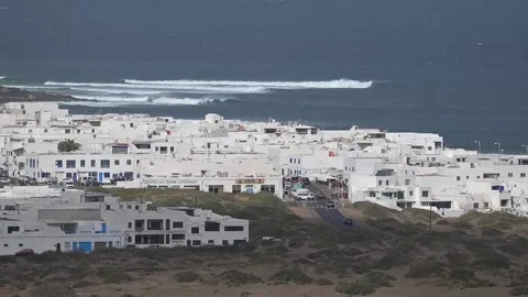 Wind and wave alerts in Lanzarote, Lanzarote, ES - 03 Jan 2026 Video stock 325620124