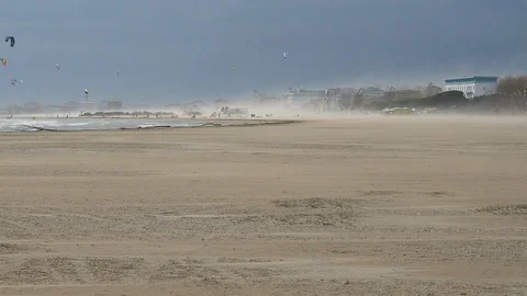 Wind at the beach with kite surfer in action Vidéo 95210156
