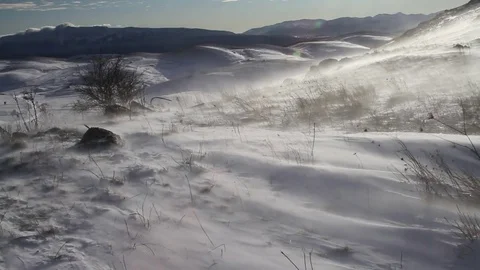Wind blowing on the snow in the mountains in Abruzzo. Stockbeeldmateriaal 71996514