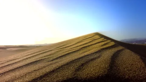 The wind blows over a dune crest in the Dunes of Maspalomas, Spain. Vídeo Stock 264800284