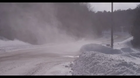 Wind blows snow onto empty road Vidéo 57126718