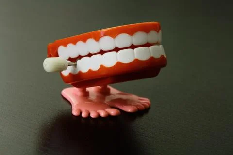 Wind Up Chattering Teeth Toy Macro on Dark Table Top Foto stock