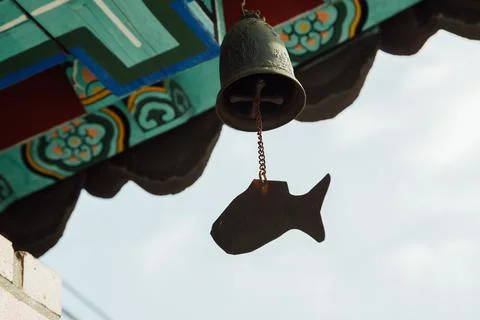 Wind chime hanging under the eaves of korean temple in Incheon, Korea Fotos de archivo