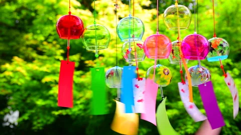 The Wind Chimes Reflecting in the Red Maple Leaves Stockbeeldmateriaal 330743043