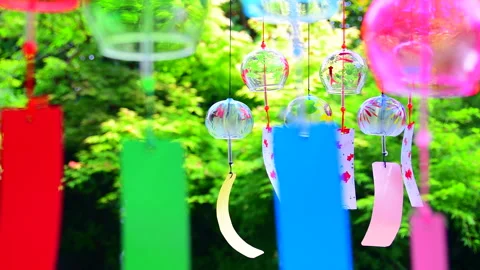 The Wind Chimes Reflecting in the Red Maple Leaves Stockbeeldmateriaal 330743204