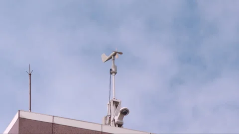 The wind direction anemometer 스톡 동영상 220790542