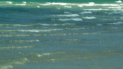 Wind Driven Ocean Ripples and Small Breaking Waves Stockbeeldmateriaal 340119044